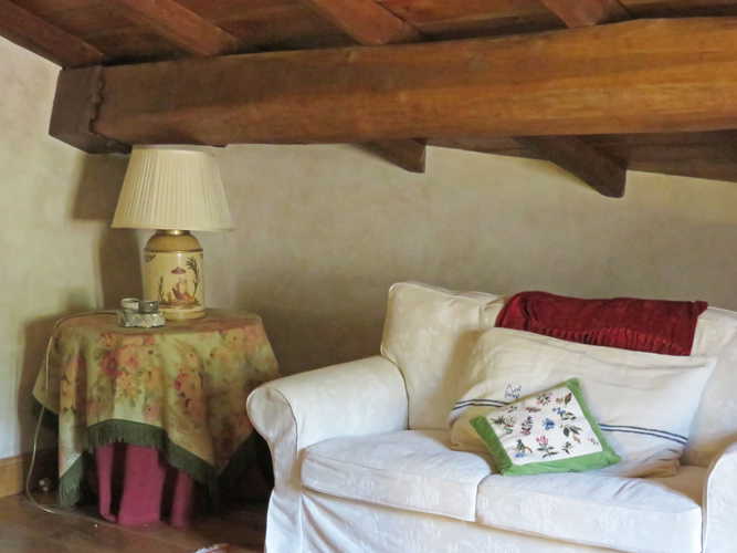 La Loggia Fiorita, caratterizzata dagli elementi architettonici tipici delle case rurali tosane, come il soffitto con i travi a vista